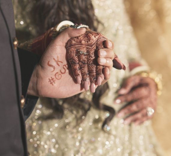 mehendi-ceremony-sargun-kanwar-sikh-wedding-01 Bride Sargun mehendi ceremony hands close-up Sikh wedding Chandigarh Mehendi celebration Sargun Kanwar Punjabi Sikh wedding Traditional henna art Sikh wedding ceremony Chandigarh photography