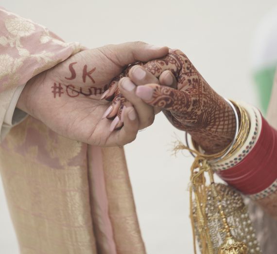 mehendi-ceremony-sargun-kanwar-sikh-wedding-02 Bride Sargun mehendi ceremony hands close-up Sikh wedding Chandigarh Mehendi celebration Sargun Kanwar Punjabi Sikh wedding Traditional henna art Sikh wedding ceremony Chandigarh photography