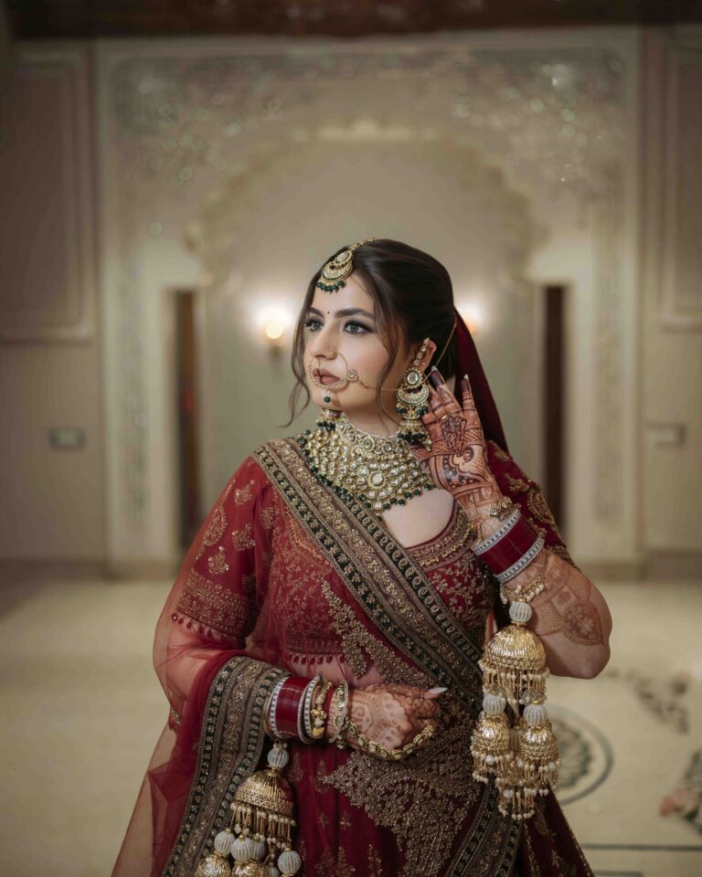 bride-close-up-kundan-jewelry-makeup-03 Intimate close-up of bride highlighting kundan jewelry set and bridal makeup artistry